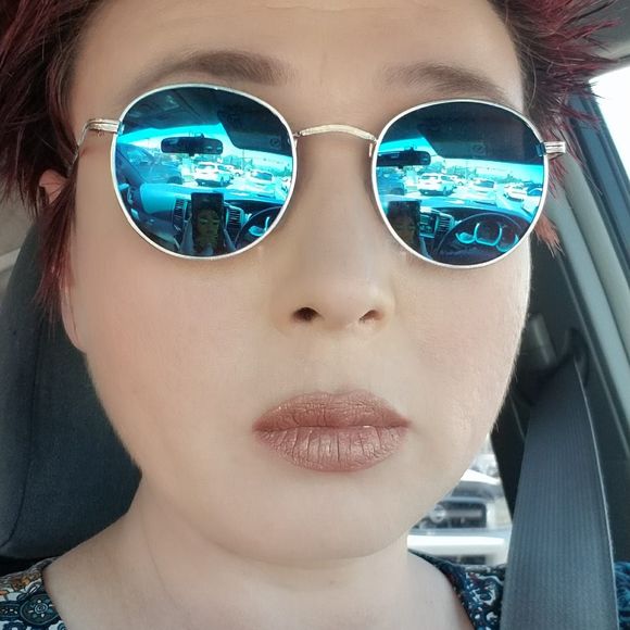 Meet your Posher, Melissa - Picture 1 of 1